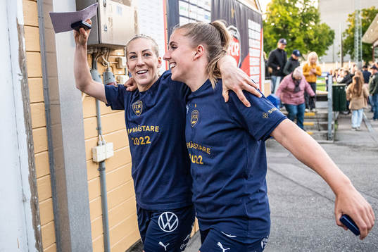 Rosengårds Mia Persson och Gudrun Arnardottir jublar