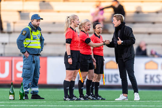Domare Sara Persson och Rosengårds sportchef Therese