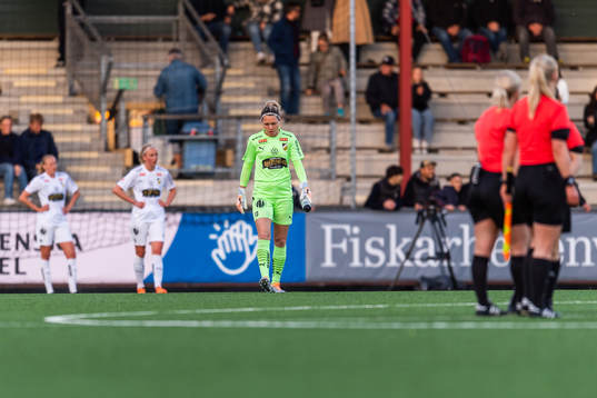 Häckens målvakt Jennifer Falk deppar