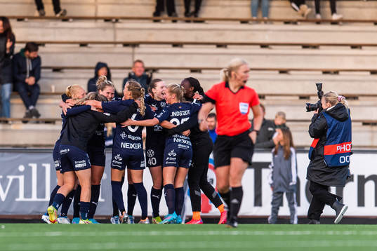 Rosengårds spelare jublar