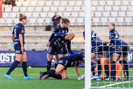 Rosengårds spelare jublar med målvakt Teagan Micah