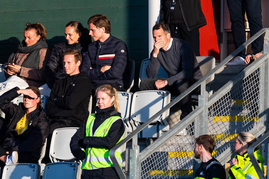 Häckens tränare Robert Vilahamn på läktaren