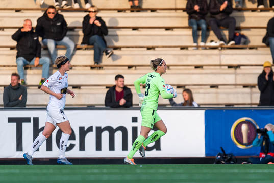 Häckens målvakt Jennifer Falk reagerar