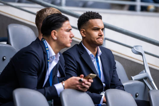 Hammarbys målvakt Oliver Dovin på läktaren