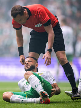 Hammarbys Mohanad Jeahze kollas till av domare Andreas