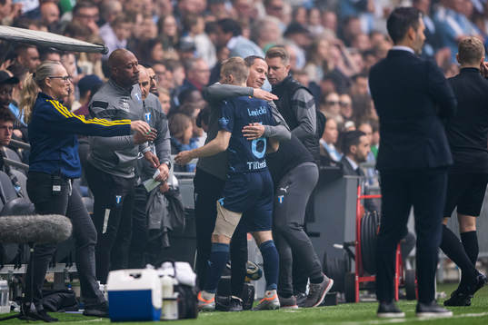 Malmö FFs Oscar Lewicki lämnar plan skadad
