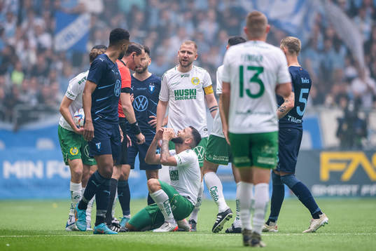 Hammarbys Bubacarr Trawally reagerar mot domaren