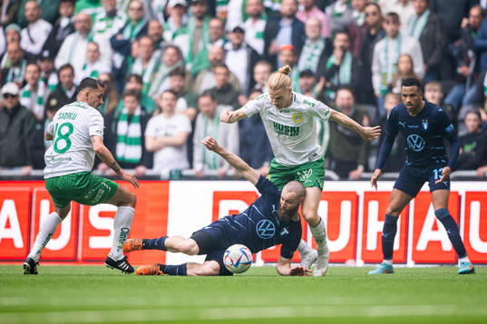 Malmö FFs Jo Inge Berget mot Hammarbys Loret Sadiku och