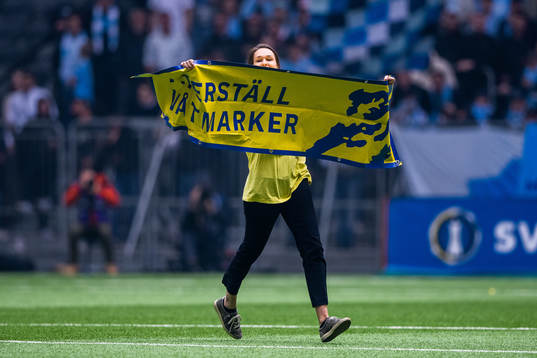 En planstormare med en banderoll med texten ”Återstöll