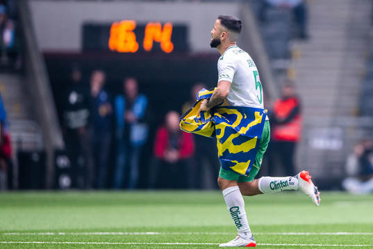 Hammarbys Mohanad Jeahze bär ut en banderoll som en