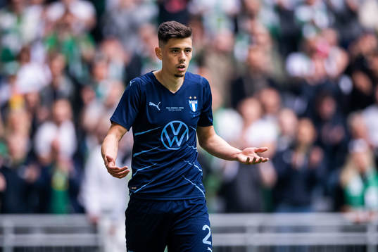 Malmö FFs Dennis Hadzikadunic deppar