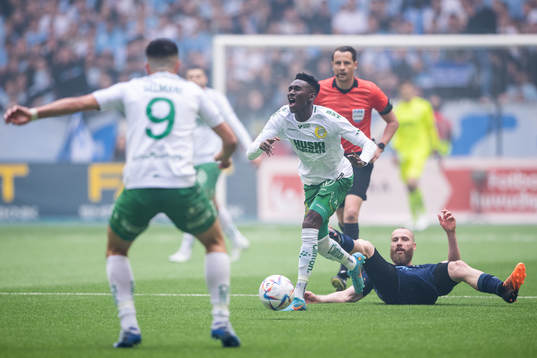 Hammarbys Bubacarr Trawally och Malmö FFs Jo Inge Berget