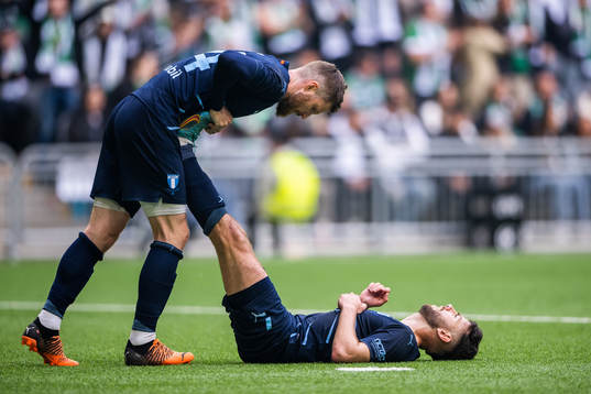 Malmö FFs Lasse Nielsen stretchar Erdal Rakip