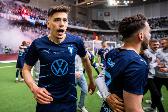 Malmö FFs Dennis Hadzikadunic jublar
