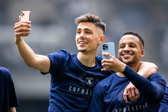 Malmö FFs Dennis Hadzikadunic och Martin Olsson jublar