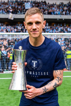 Malmö FFs Sören Rieks jublar med pokalen