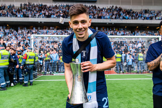 Malmö FFs Dennis Hadzikadunic jublar med pokalen