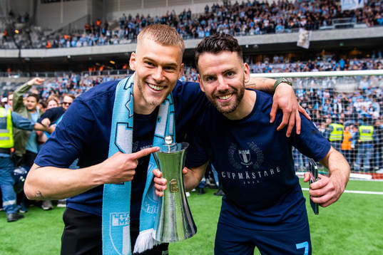 Malmö FFs Felix Beijmo och Erdal Rakip jublar med pokalen
