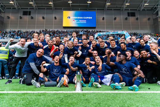 Malmö FFs spelare jublar med pokalen