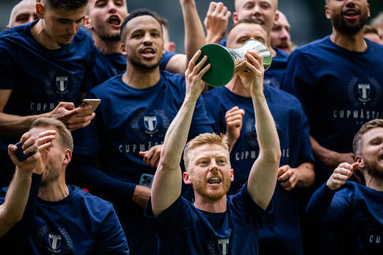 Malmö FFs Anders Christiansen jublar med pokalen