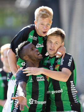 GAIS Axel Henriksson jublar med Filip Gustafsson och