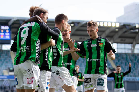 GAIS Gustav Lundgren jublar med lagkamrater