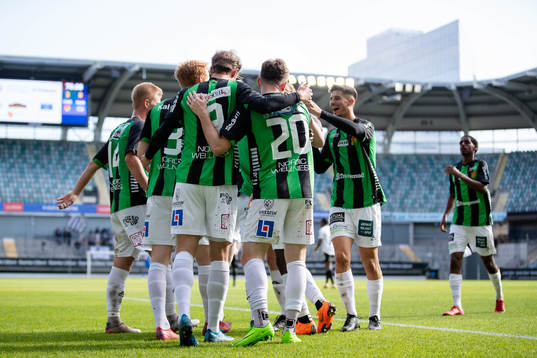 GAIS Gustav Lundgren jublar med lagkamrater