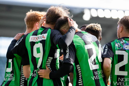 GAIS Gustav Lundgren jublar med lagkamrater