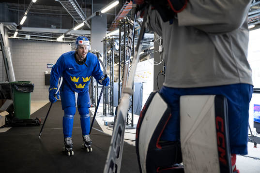 Bläddra bland fler bilder av 2022 IIHF Ice Hockey World Championship, day 13, Sweden, morning skate 