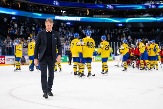 head coach Johan Garpenlöv of Sweden looks dejected