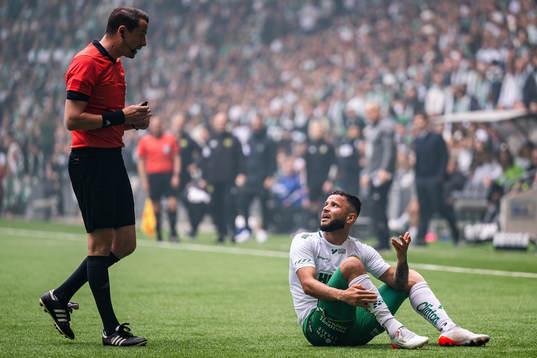 domare Andreas Ekberg och Hammarbys Darijan Bojanic