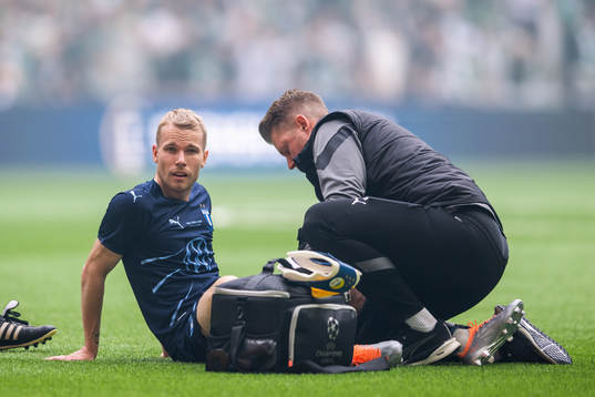 Malmö FFs Oscar Lewicki får benet lindat