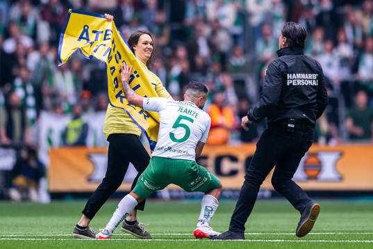 Hammarbys Mohanad Jeahze tar en banderoll från en