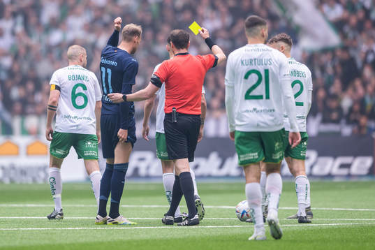 Malmö FFs Ola Toivonen varnas av domare Andreas Ekberg