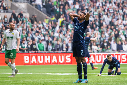 Malmö FFs Isaac Kiese Thelin deppar