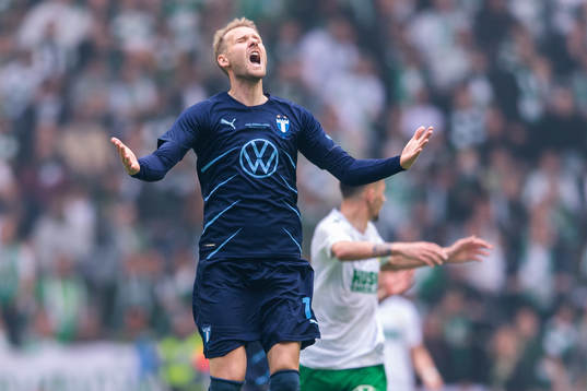 Malmö FFs Ola Toivonen reagerar på ett domslut