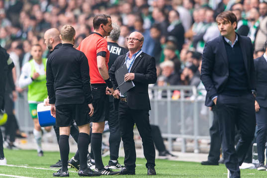 domare Andreas Ekberg pratar med matchdelegaten