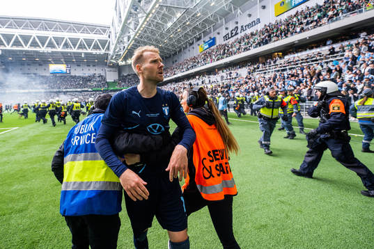 Malmö FFs Ola Toivonen motas bort när han försöker