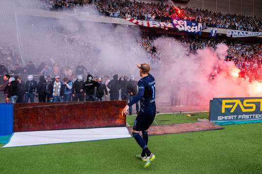 Malmö FFs Ola Toivonen vid supportrarna