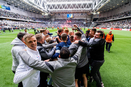 Malmö FFs Sören Rieks jublar med lagkamrater