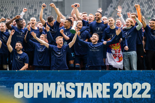 Malmö FFs spelare jublar med pokalen