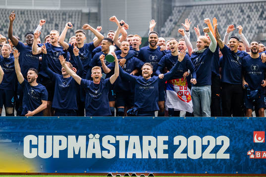 Malmö FFs spelare jublar med pokalen