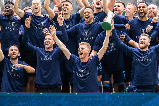 Malmö FFs spelare jublar med pokalen