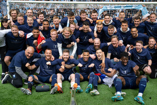 Malmö FFs spelare jublar med pokalen