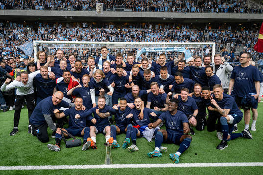 Malmö FFs spelare jublar med pokalen