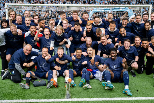 Malmö FFs spelare jublar med pokalen
