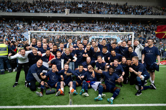 Malmö FFs spelare jublar med pokalen