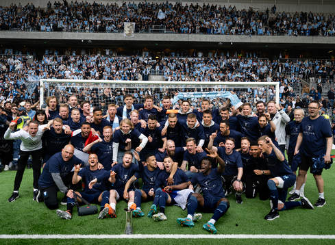 Malmö FFs spelare jublar med pokalen