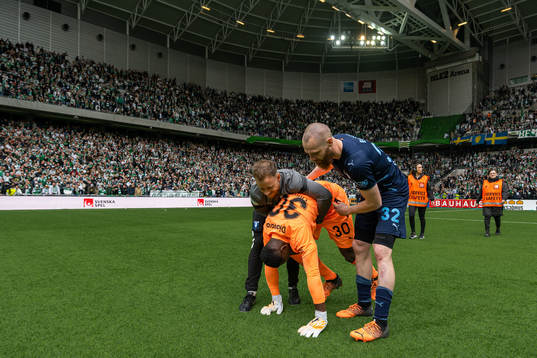 Malmö FFs målvakt Ismael Diawara och Jo Inge Berget jublar