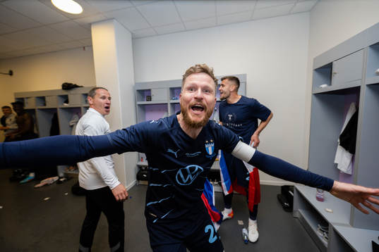 Malmö FFs Lasse Nielsen jublar i omklädningsrummet